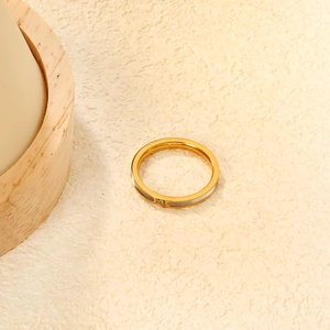 Dettaglio anello placcato oro 18k con inserto in conchiglia bianca e zircone lucente