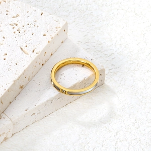 Anello minimalista placcato oro 18k con inserto in conchiglia bianca e zircone scintillante