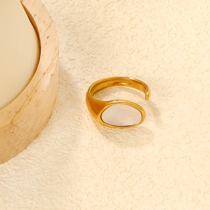 Anello aperto dorato con texture martellata e intarsio di conchiglia ovale da donna