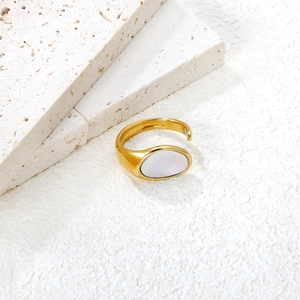 Dettaglio anello irregolare placcato oro 18K con inserto in madreperla ovale