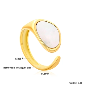 Dettaglio dell'anello placcato oro 18k con inserto in conchiglia bianca e misure tecniche