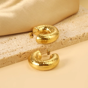 Orecchini a cerchio a C in oro con trama martellata su pietra di travertino