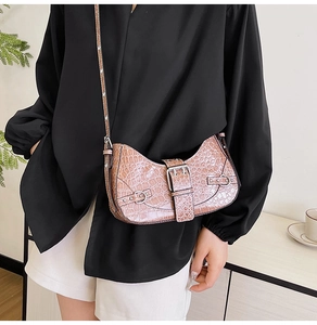 Sac sous le bras marron à texture crocodile avec grande boucle argentée et lanière