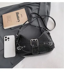 Comparaison de taille du sac sous le bras noir motif crocodile avec boucle argentée
