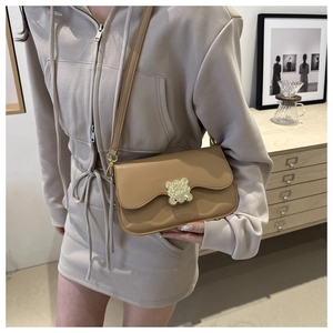 Sac bandoulière chic en cuir marron clair avec boucle en métal doré en forme d'ours