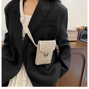 Dettaglio della mini borsa porta cellulare con strass scintillanti e fibbia in metallo argento