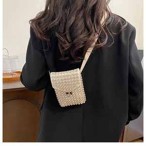 Dettaglio mini borsa da cellulare color crema con strass argentati scintillanti