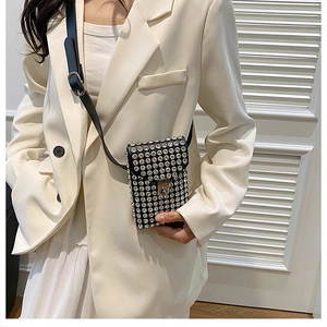 Dettaglio mini borsa porta cellulare in pelle nera con strass argentati e fibbia in metallo