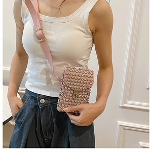 Dettaglio della mini borsa rosa con strass argentati e chiusura a scatto quadrata in metallo
