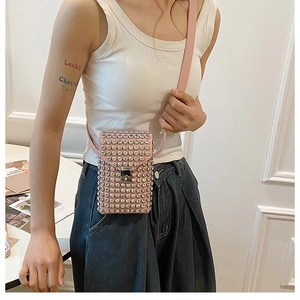 Dettaglio mini borsa porta cellulare rosa con strass e fibbia argentata a tracolla