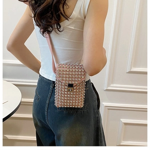 Dettaglio mini borsa rosa con file di strass scintillanti e chiusura a scatto in metallo