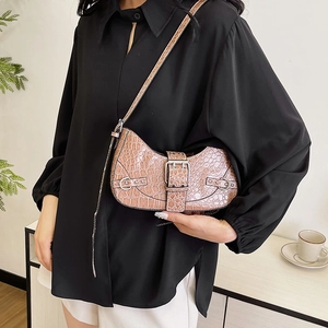 Sac hobo marron à motif crocodile avec boucle argentée et bandoulière réglable