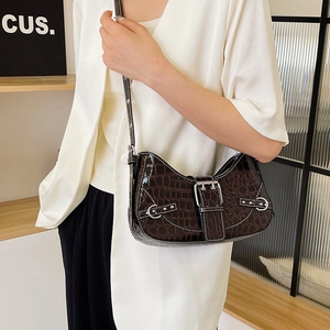 Sac sous le bras marron foncé à motif crocodile avec boucles argentées et rivets