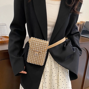 Mini marsupio vintage con strass da donna abbinato a blazer nero e gonna bianca