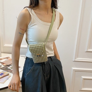 Mini borsa per cellulare verde chiaro con strass luccicanti e tracolla alla moda