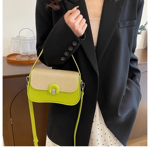 Dettaglio borsa a scatola in pelle verde neon con patta in trama intrecciata beige