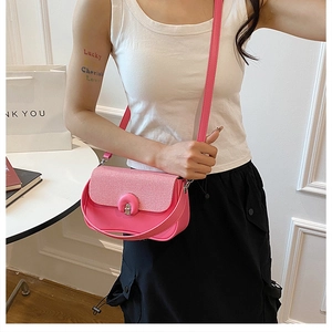 Dettaglio mini borsa a tracolla rosa con trama intrecciata e chiusura a girello oro
