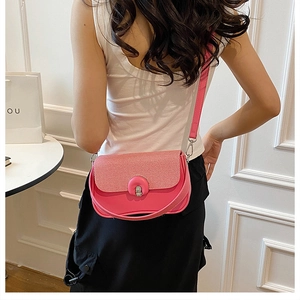 Borsa a sella rosa con patta a righe verticali e chiusura argento sulla spalla