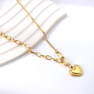 Détail macro du collier cœur plaqué or 18 carats avec design de chaîne asymétrique