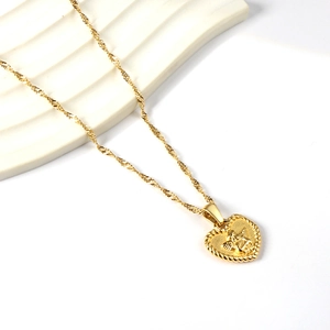 Collier cœur vintage plaqué or 18 carats avec relief d'ange et bordure torsadée fine