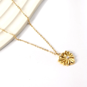 Collier en acier inoxydable plaqué or 18 carats avec pendentif marguerite et perle