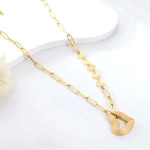 Détail du pendentif cœur texturé et de la chaîne à maillons mixtes plaquée or 18 carats