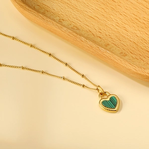 Détail d'un collier pendentif cœur plaqué or 18K serti de malachite verte veinée
