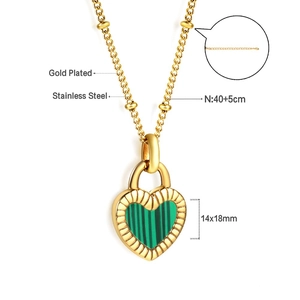 Détails macro du collier cœur en acier inoxydable plaqué or 18K avec incrustation malachite