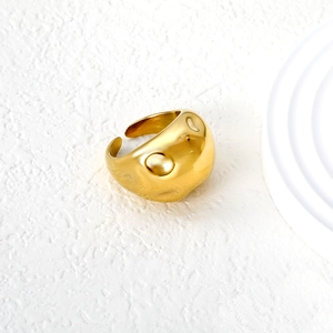 Bague dorée ajustable à texture martelée et design organique minimaliste moderne