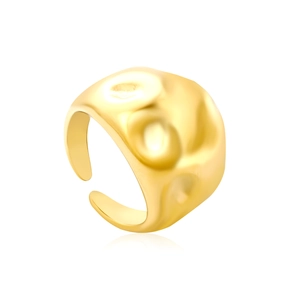 Bague dorée à texture lave irrégulière et finition martelée avec un design goutte d'eau