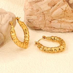 Klobige Creolen Edelstahl 18K Vergoldet Wellentextur Hohl Croissant Stil Leicht Geometrischer Schmuck Für Damen