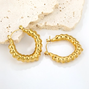 Goldene 18K Edelstahl-Ohrringe in hohler Herzform mit gewellter Textur