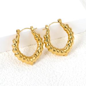 Goldene hohle Herz-Ohrringe mit unregelmäßiger Textur aus 18K vergoldetem Edelstahl-Finish