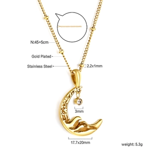 Détail du pendentif lune plaqué or 18K avec motif de vagues et pierre de zircon