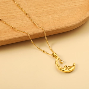 Collier pendentif lune en or 18 carats avec texture en relief et diamant