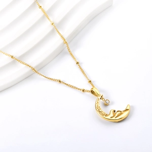 Vue détaillée du collier croissant de lune plaqué or 18K avec zircon et perles