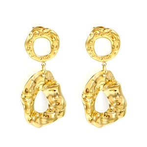 Boucles d'oreilles pendantes géométriques dorées avec texture martelée et fini métal