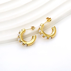 Boucles d'oreilles dorées en forme de C avec cinq perles blanches au design minimaliste