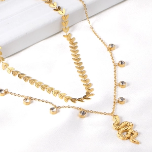 Détail d'un pendentif serpent plaqué or 18K et chaîne à feuilles avec zircons brillants