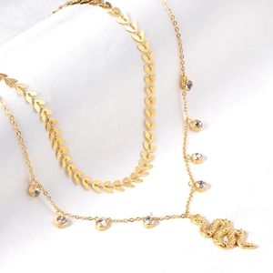 Détail du collier double couche plaqué or 18 carats avec pendentif serpent et cristaux