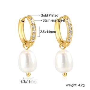 Dettaglio degli orecchini con perle placcati oro 18k con zirconi e dimensioni