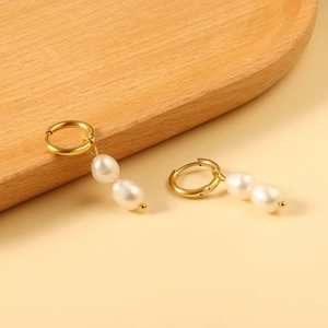 Dettaglio di orecchini vintage con perle e cerchi ovali placcati in oro 18 carati