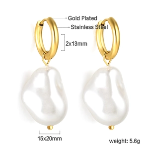 Dettaglio di orecchini in acciaio dorato 18K con perle barocche e misure dimensionali