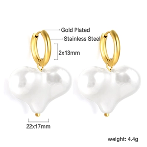 Dimensioni dettagliate degli orecchini a cuore in perle con cerchi placcati oro