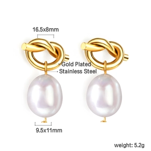 Elegante vergoldete Edelstahl-Knotenohrringe mit Tropfenperlen für modebewusste Damen