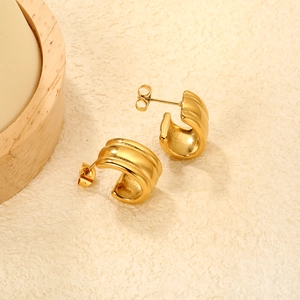 Polished 18K gold plated stainless steel C-shape hoop earrings with imitation pearls