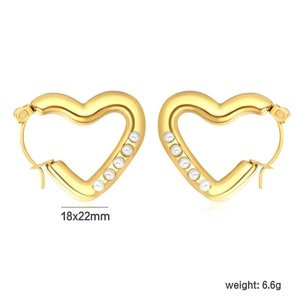 Détail de boucles d'oreilles cœur dorées avec perles, taille 18x22mm et poids de 6,6g