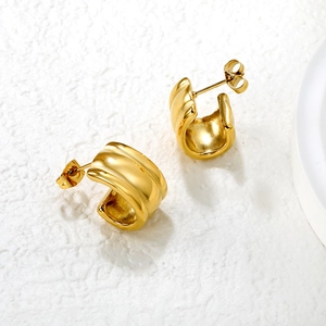 Boucles d'oreilles créoles C plaquées or 18 carats avec texture ondulée sur pierre