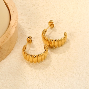 Boucles d'oreilles créoles en acier inoxydable plaqué or 18K au design croissant