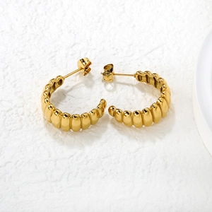 Boucles d'oreilles créoles croissant plaquées or 18 carats avec texture nervurée